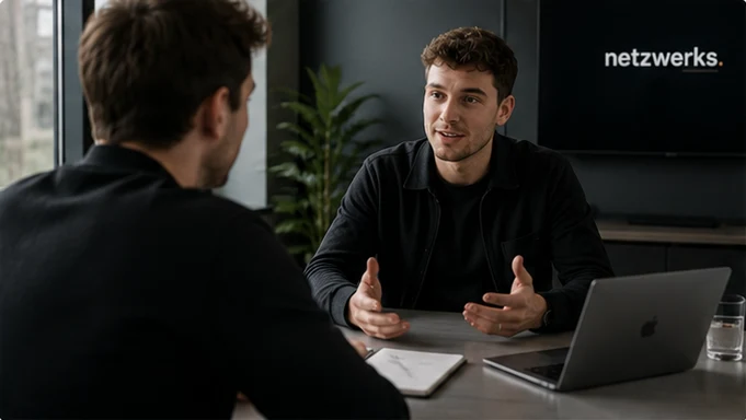 Erstgespräch am Besprechungstisch mit Laptop und Notizen